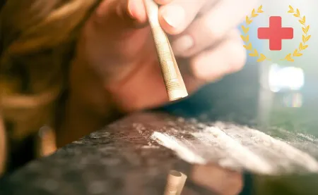 девушка нюхает порошок